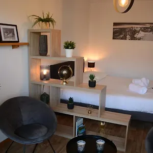 charming-apartment-near-the-lake-with-a-furnished.hotels-rhonealpes.com/